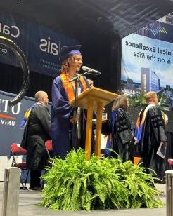24岁的Rijah Judah唱国歌为2024年本科毕业典礼揭幕.