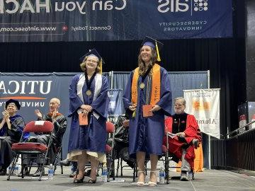 2024年毕业典礼上，毕业生代表谢拉·波米维尔和毕业生代表萨拉·拉琼一起站在舞台上.